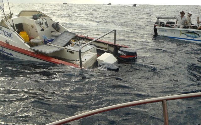 Eldo Marais se boot, My China, gedeeltelik onder die water. 